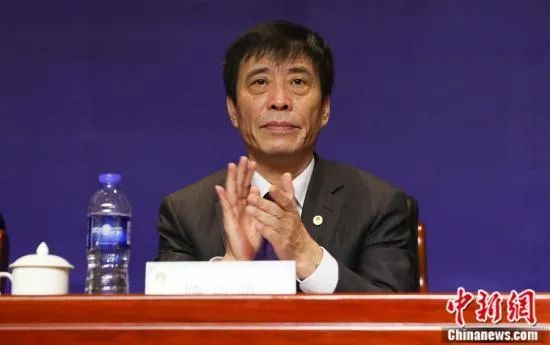 娇妻粉嫩被两个黑人前后夹击小说